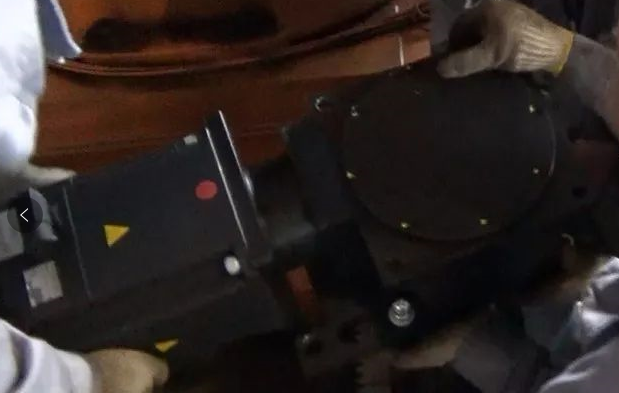 放入齒輪箱的時候,保證馬達側要抬高點,保證斜齒輪之間的嚙合更順暢 放入齒輪箱的時候,保證馬達側要抬高點,保證斜齒輪之間的嚙合更順暢